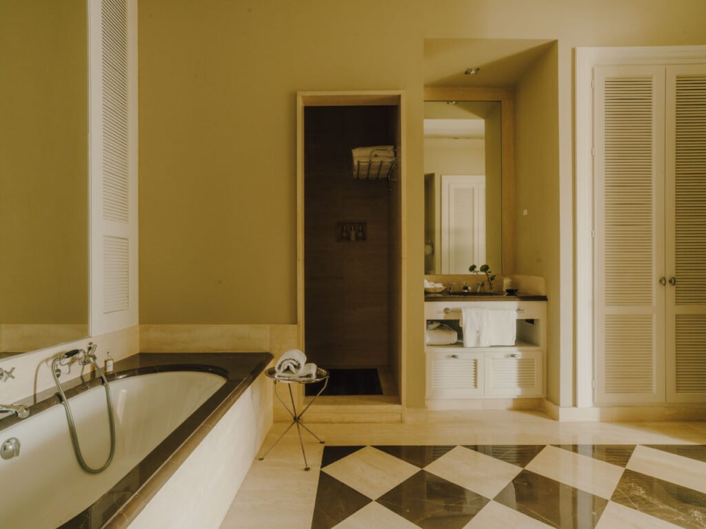Pool suite